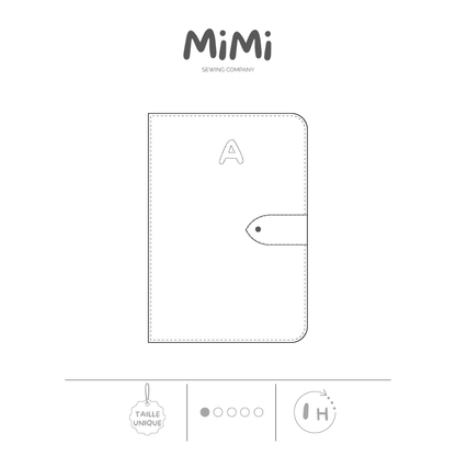 Un dessin minimaliste en lignes noires représentant une couverture de carnet de santé avec une fermeture à bouton-pression, centrée sur un fond blanc. Le nom de la marque « MiMi sewing company » apparaît au-dessus, tandis que de petites icônes indiquant les caractéristiques sont présentées en bas : taille unique, niveau de difficulté 1/5 et 1 heure de réalisation.